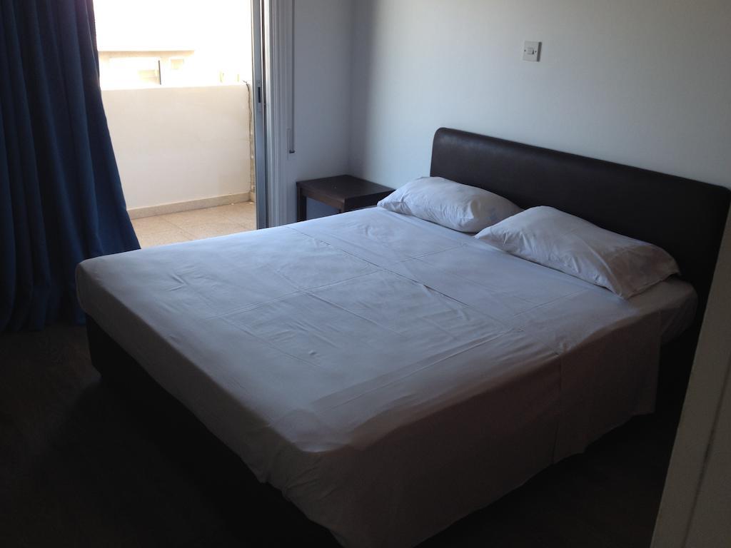 Francis Apartments Larnaca Quarto foto
